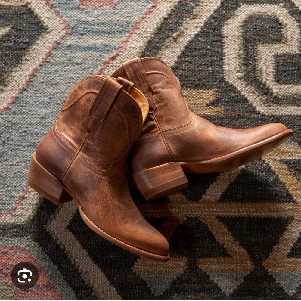 *Brand New Penny Tecovas size 9*